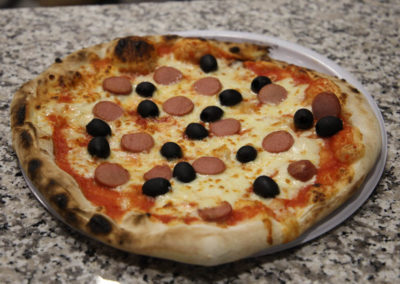 Pizza ai wurstel e olive nere